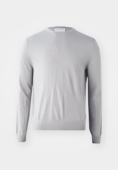 Lys grå langærmet sweater med rund hals, lavet af blødt stof, med en glat tekstur og ribbede manchetter og kant.