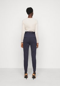 Vero Moda Tall VMEVA PAPERBAG - Calças - night sky