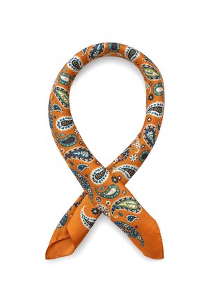 Orange silketørklæde med paisley-mønster foldet i en løs løkke med spidse ender mod en hvid baggrund.