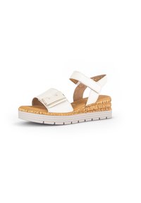 Sandali wedge bianchi in pelle con suola in sughero, cinturino alla caviglia regolabile e una ampia fascia frontale con un accento in tono oro.