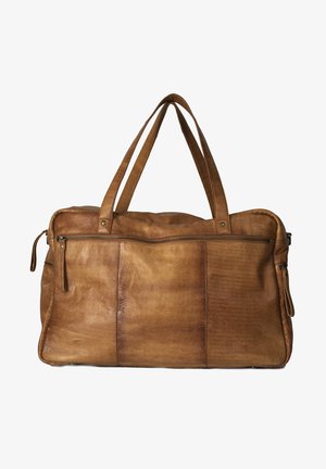 Barna bőr utazótáska két masszív fogantyúval, elülső cipzáras zsebbel és textúrált felülettel, amely kiemeli a természetes erezet mintázatát.