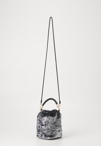 Borsa a secchiello realizzata in paillettes nere e argentate con un manico superiore in pelle nera liscia e una tracolla regolabile, dotata di hardware in tonalità oro.