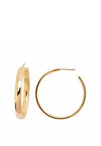 Złote kolczyki w kształcie obręczy, jeden owalny i jeden okrągły, z polerowaną powierzchnią i cienkim szpikulcem do zapinania.