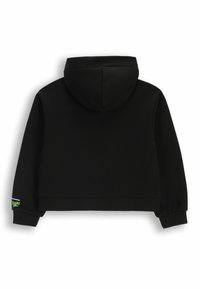 Czarna krótka bluza z kapturem, o gładkiej teksturze, z kapturem i prążkowanymi mankietami. Na lewym rękawie znajduje się zielony detal z logo.
