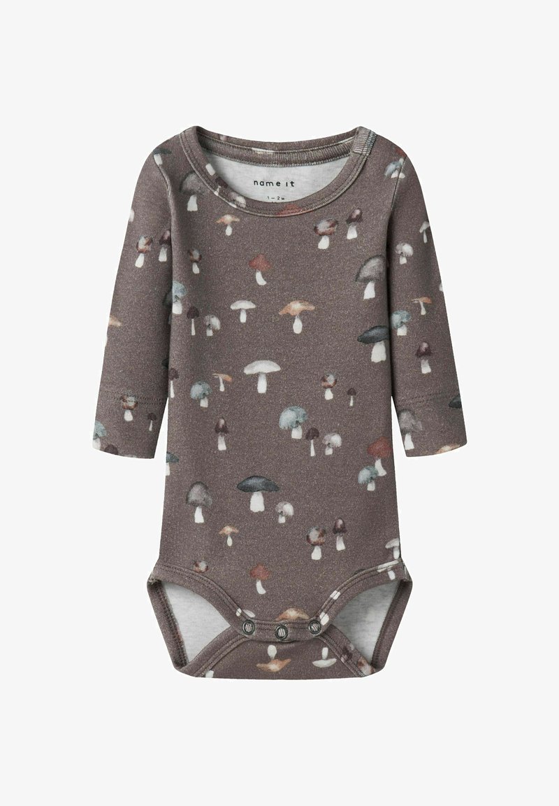 Lange mouw baby romper in donkerbruin met een paddestoelpatroon; voorzien van een ronde hals en drukkers aan de onderkant voor eenvoudig aankleden.