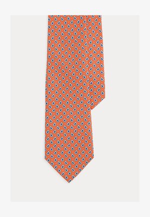 Cravate orange avec un motif répétitif de petits motifs paisley bleus et blancs sur un fond blanc uni.