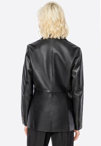 Zwart leren blazer met een gladde textuur, gestructureerde vorm en knopen manchet, met een elegante, minimalistische achterontwerp.