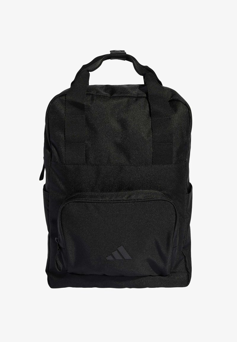 Mochila negra hecha de tela texturizada, con dos correas para los hombros, un asa superior, un bolsillo frontal con cremallera y un bolsillo de malla lateral.