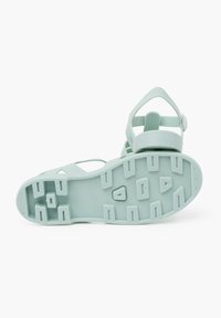 Mündroheline sandaal tekstuuritud kummist tallaga, reguleeritava rihma kinnitusega ja lõikega disainiga õhustamiseks. Sobib välistingimustes kasutamiseks.