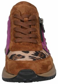 Sneaker multistrato in suede marrone, con dettagli rosa e stampa leopardata. Presenta lacci marroni, cerniera laterale e borchie decorative sulla parte superiore.