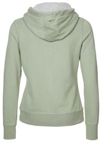 Mikina s kapucí ze světle zelené bavlny. Má šedou kapuci s fleecovou podšívkou, žebrované manžety a lem, s malým logem značky na zádech.