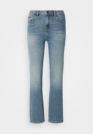 Jeans de denim azul claro con un diseño de pierna recta, que presentan un cierre de botón, cinco bolsillos y un ligero desvanecimiento en todo su cuerpo.