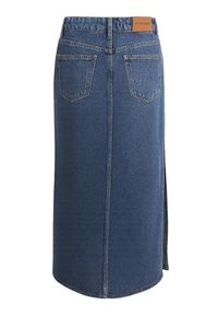 Fustă din denim albastru de lungime medie, cu buzunare în spate, cusătură centrală, fustă laterală și o etichetă de brand din piele maro pe talie.