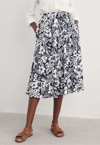 Midi sukně s květinovým vzorem v námořnické modré a bílé barvě, s nařaseným pasem a kapsami, vyrobená z lehké tkaniny.