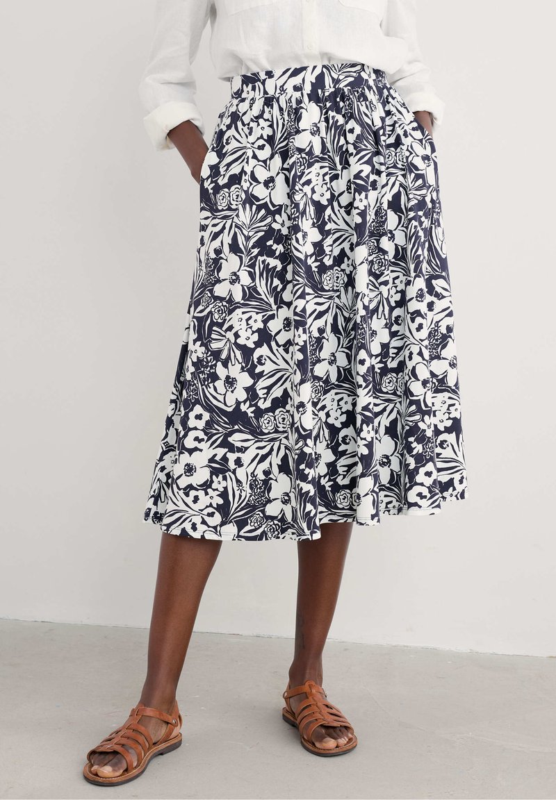 Midi sukně s květinovým vzorem v námořnické modré a bílé barvě, s nařaseným pasem a kapsami, vyrobená z lehké tkaniny.