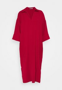 Robe midi rouge à coupe ample avec manches trois-quarts, col ouvert et deux poches latérales, présentée sur un fond blanc.