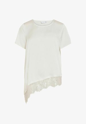 Hvit bluse med korte ermer, rund hals, asymmetrisk kant og blondekant nederst.