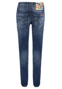 Schmale Jeans aus dunkelblauem Denim mit einem verblassten Finish, ausgestattet mit zwei Gesäßtaschen und dekorativen Nieten entlang der Taschennähte.