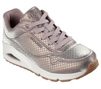 Baskets Skechers avec un dessus en maille argentée et rose doré métallisées, lacets plats, et semelle blanche rembourrée ; détails à motifs, semelle extérieure en caoutchouc.