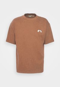 Braunfarbenes T-Shirt mit kurzen Ärmeln und Rundhalsausschnitt, mit kleinem weißen Elch-Logo auf der linken Brust.