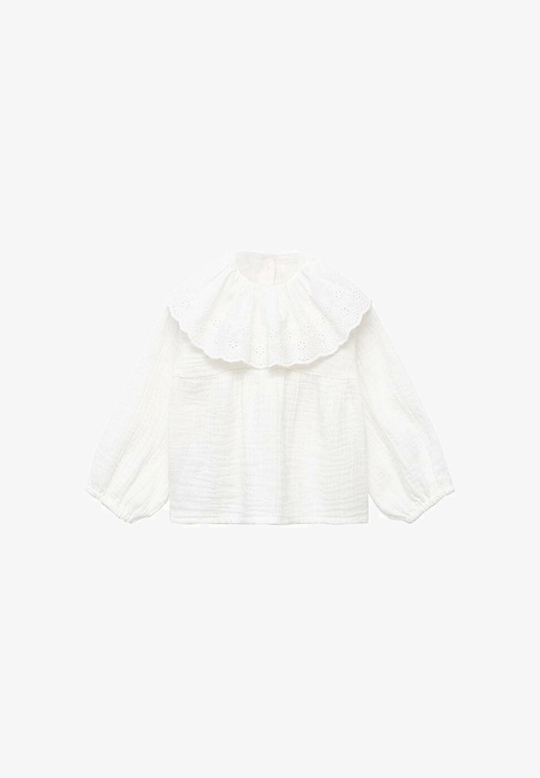 Blusa di cotone bianca con un ampio colletto arricciato in broderie anglaise, maniche lunghe a sbuffo e tessuto testurizzato. Presenta due tasche frontali.