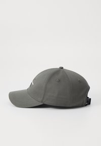 Grå baseballcap med strukturert krone, buet skjerm og brodert logo. Laget av bomull med en glatt tekstur og justerbar rem.