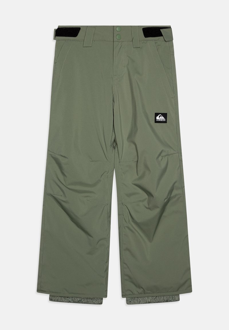 Pantalon de neige vert olive avec des sangles ajustables en Velcro à la taille, deux poches avant et un petit écusson logo noir et blanc sur la jambe droite.