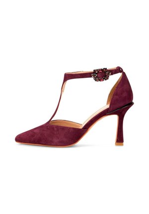 Zapato de tacón alto de ante burdeos con punta afilada, diseño de correa en T, acento de hardware joyado y un elegante tacón de aguja.