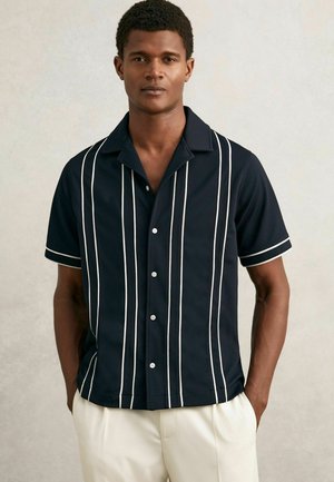 REGULAR FIT - SANDER PIPED-STRIPE CUBAN-COLLAR - Košeľa - navy white