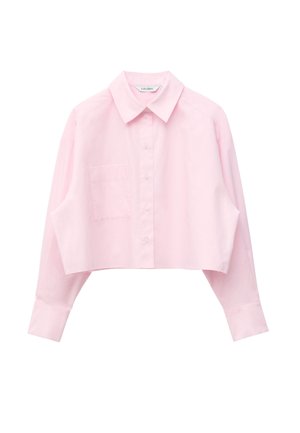 Šviesiai rožinė trumpa marškinėlių palaidinė su ilgomis rankovėmis, smailia apykakle ir krūtinės kišene ant balto fono.