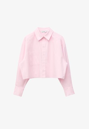 Camisa rosa claro recortada con botones, mangas largas, cuello puntiagudo y un bolsillo en el pecho sobre un fondo blanco.