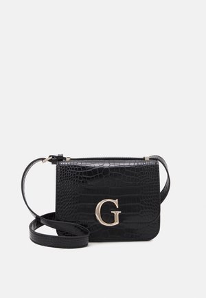 Schwarze Schultertasche aus krokodilgeprägtem Leder mit goldenem "G"-Emblem und verstellbarem Riemen auf hellem einfarbigem Hintergrund.