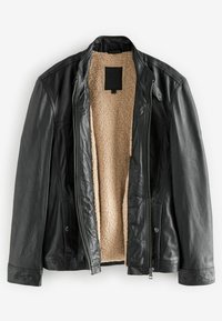 Chaqueta de cuero negra con un suave forro de borreguito beige, cierre de cremallera y bolsillos laterales. Presenta un cuello clásico y un diseño elegante.
