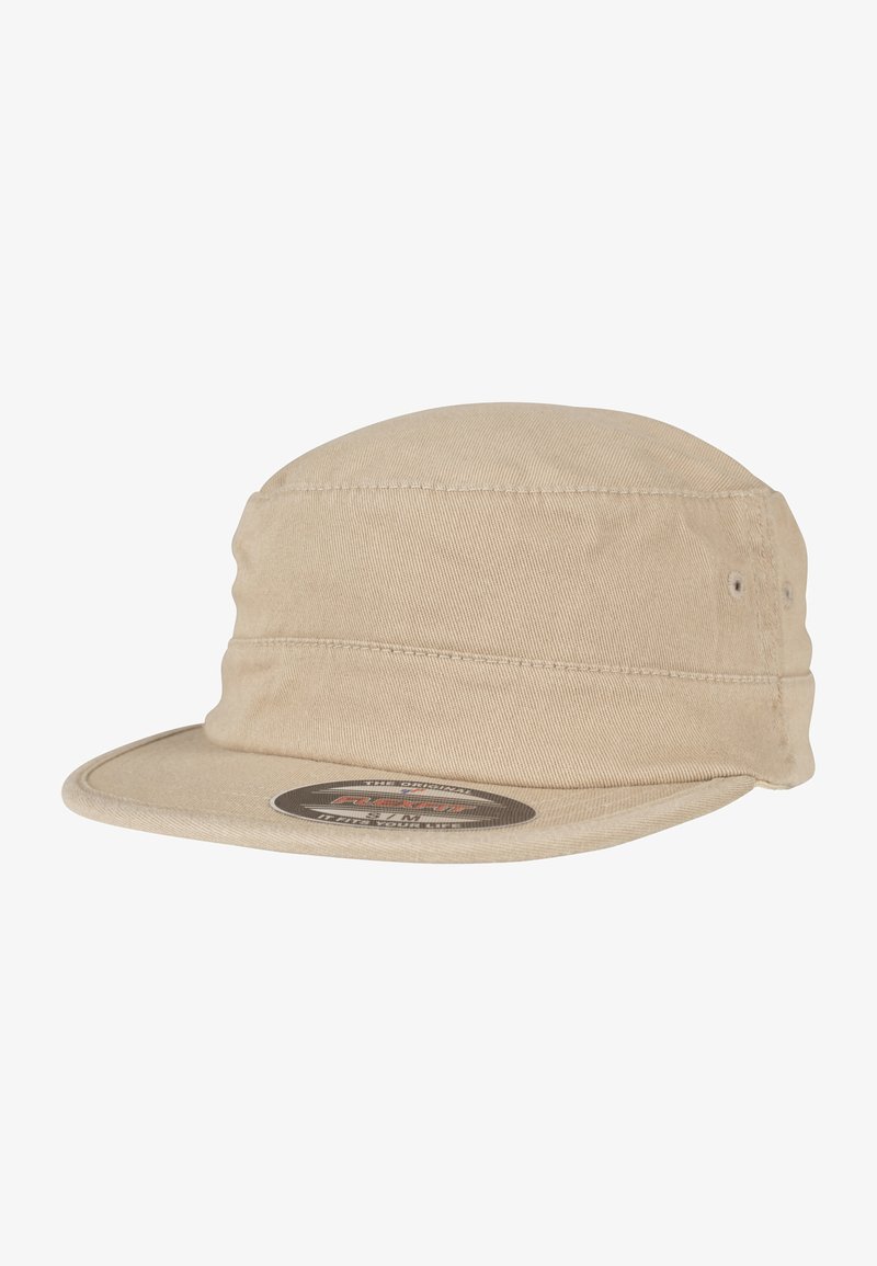 Gorra beige con visera plana, fabricada en material de lona. Presenta una parte superior redonda y una etiqueta en la parte inferior de la visera. Detalles de costura sencilla.