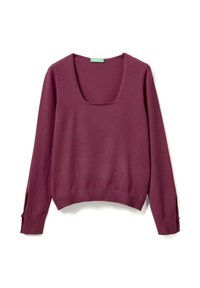 Lila Pullover mit langen Ärmeln, quadratischem Ausschnitt sowie gerippten Bündchen und Saum, flach auf weißem Hintergrund liegend.