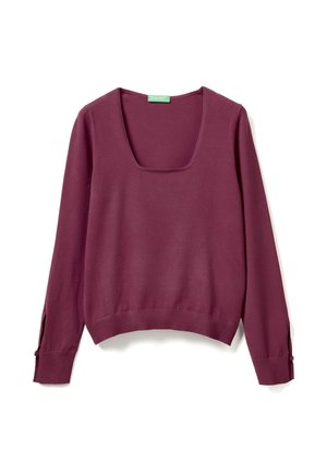 Svetr s dlouhým rukávem v švestkové fialové barvě se čtvercovým výstřihem a žebrovanými manžetami a lemem, položený naplocho na bílém pozadí.