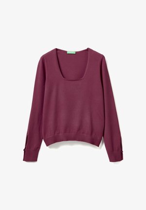 Svetr s dlouhým rukávem v švestkové fialové barvě se čtvercovým výstřihem a žebrovanými manžetami a lemem, položený naplocho na bílém pozadí.