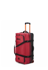 Borsa da viaggio rossa con ruote e dettagli neri, dotata di manico arancione retrattile, spallacci neri e logo Jeep sul davanti. Design robusto.