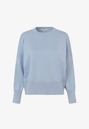 Svetrov v svetlo modri barvi z rebrasto teksturo, okroglim izrezom in spušenimi rameni. Mehek material, dolgimi rokavi in ravnim robom.