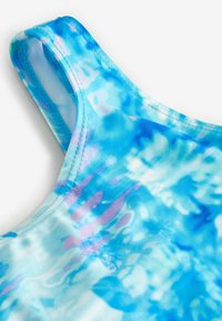 Bikinitop in een blauw tie-dye patroon met lichtpaarse accenten, met een gladde, rekbare stof en brede schouderbanden.