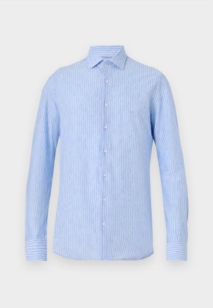 Chemise bleu clair à rayures verticales blanches, à manches longues et col classique. Fabriquée en tissu doux avec une texture lisse.