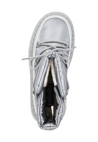 Botín gris acolchado hasta el tobillo con puntera redonda, suela plana, cordones y forro suave. Presenta una suela de goma texturizada y una lengüeta en la parte posterior.