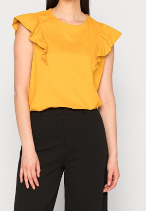 Geel kortmouwtop met ruffle-accenten langs de schouders, gemaakt van gladde stof, gecombineerd met zwarte high-waisted broek.