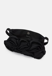 Clutch in tessuto nero con sei ampie ruffles a rosetta sul davanti, chiusura con bottone magnetico e una piccola tracolla su ciascun lato.