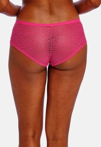 Kant hipster ondergoed in felroze, met een semi-doorzichtig ontwerp met een bloemenpatroon en een gladde elastische tailleband.
