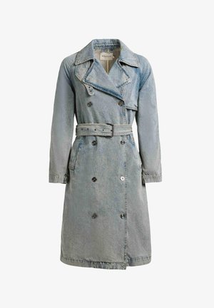 Lyseblå denim trenchcoat med dobbeltradede knapper, bred reverskrave, lange ærmer, taljebælte og sidelommer.