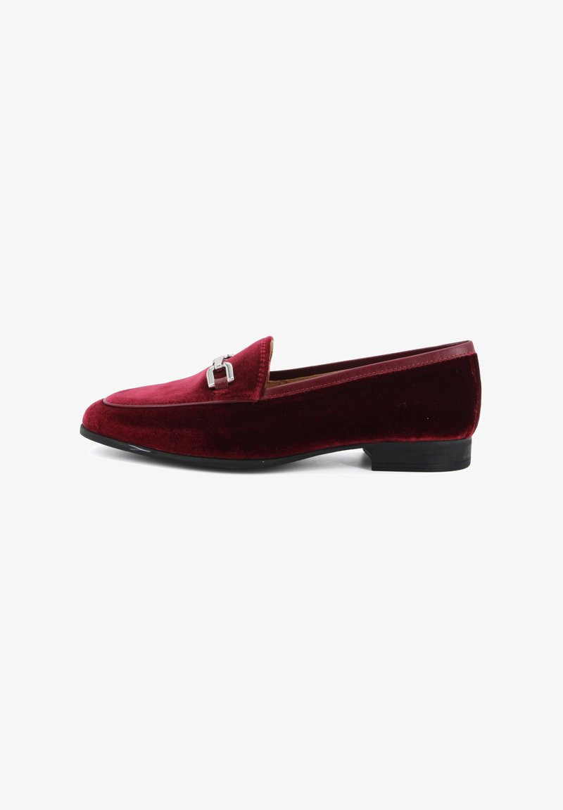 Mocassini in velluto bordeaux con un design elegante, caratterizzati da una fibbia decorativa in argento, un tacco nero basso e una texture liscia.