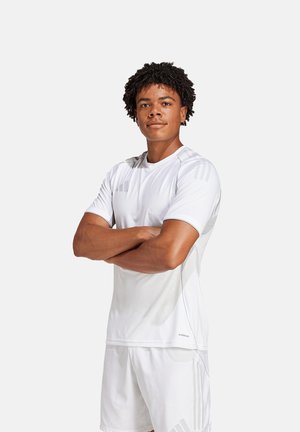Witte sportieve t-shirt met korte mouwen, voorzien van subtiele grijze accenten en drie verticale strepen op elke schouder. Lichtgewicht stof.