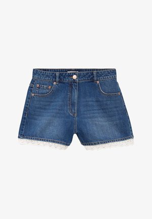 Shorts en denim bleu avec poches avant, passants pour ceinture, fermeture par bouton et bordure en dentelle blanche le long de l'ourlet.