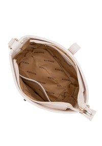 Borsa a mano in pelle bianca con texture liscia, dotata di tasche interne e rivestimento in tessuto con logo. Accessori in metallo dorato.